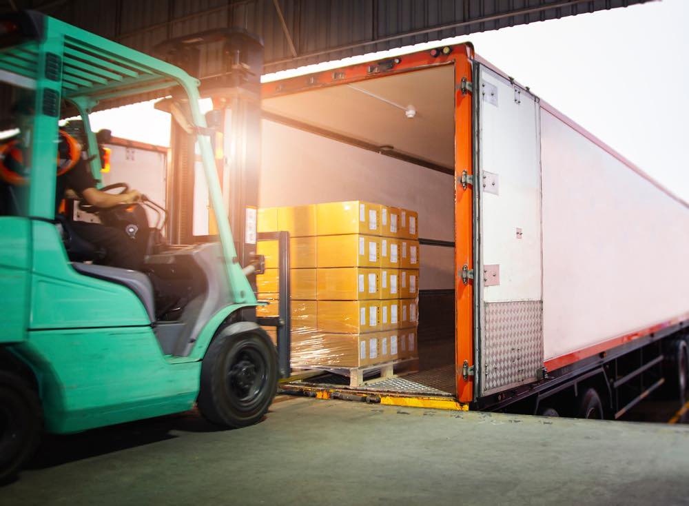 Forklift-loading-pallets_LTL